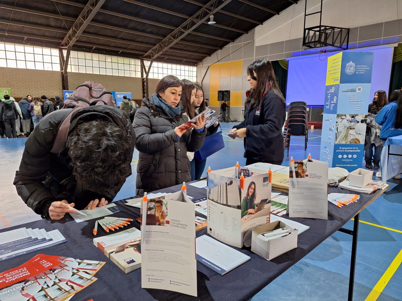 ESTUDIANTES DE ENSEÑANZA MEDIA DE PUCÓN PARTICIPARON DE FERIA UNIVERSITARIA REALIZADA EN EL COMPLEJO EDUCACIONAL CARLOS HOLZAPFEL