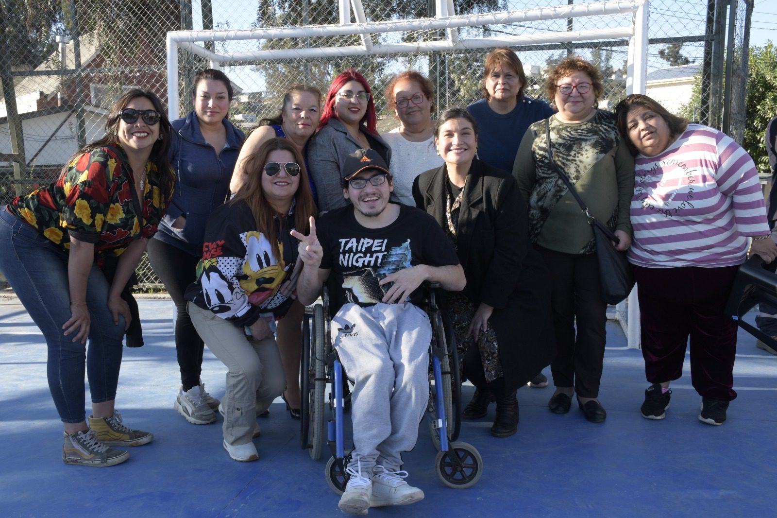 CON ENTREGA DE LLAVES Y CORTE DE CINTA, MUNICIPIO TRANSFORMADOR INAUGURA ANHELADA REPOSICIÓN DE MULTICANCHA DE VILLA HIPÓDROMO