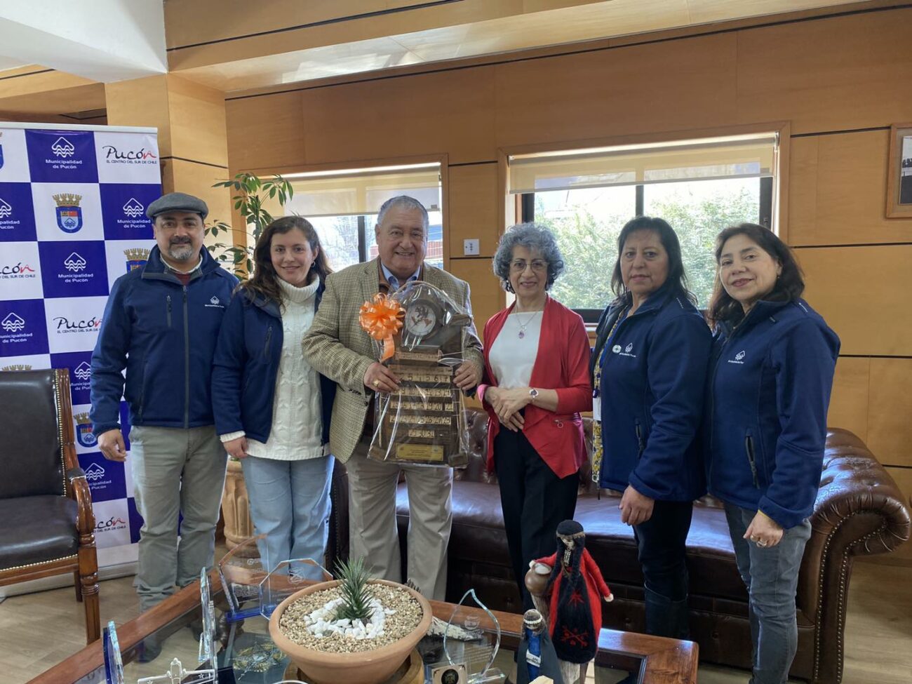 MUNICIPALIDAD DE PUCÓN RECONOCE A FUNCIONARIA MUNICIPAL CON 42 AÑOS DE TRAYECTORIA – Website de la Municipalidad de Pucón