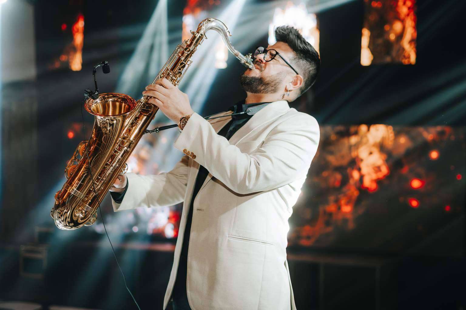 El saxofonista Jose Salinas ofrece contratos para una buena experiencia musical