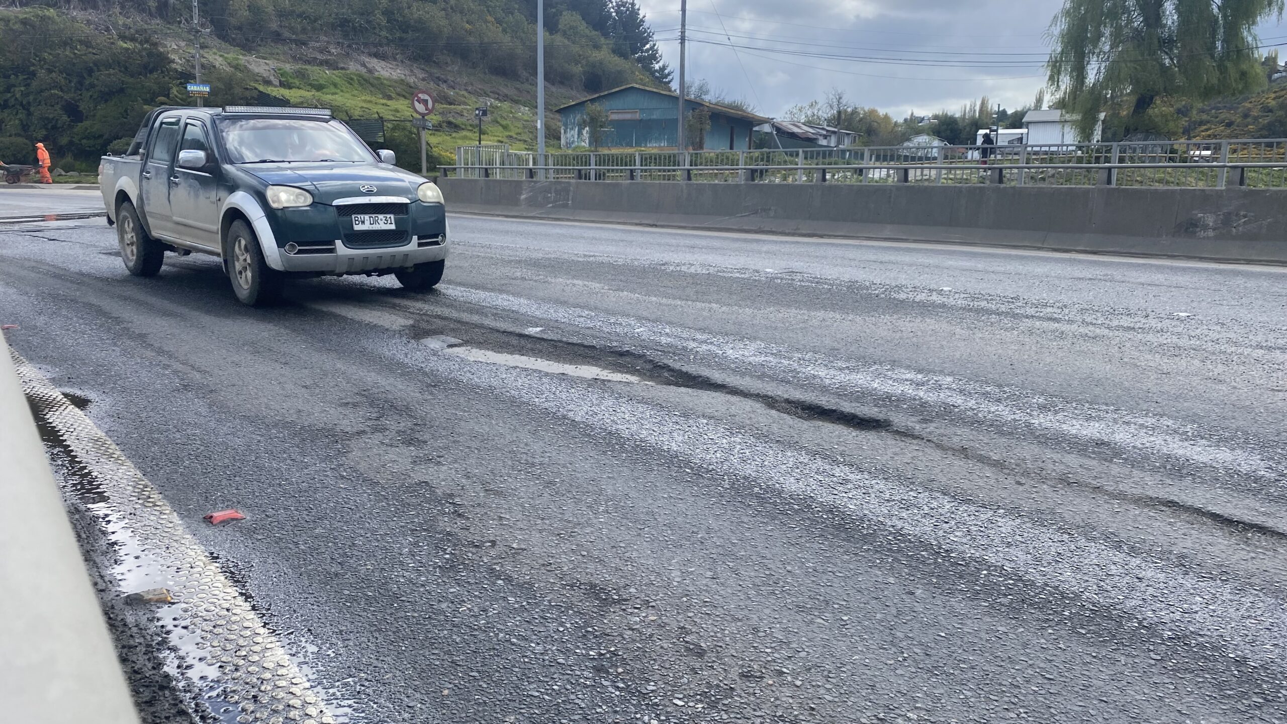 Alcalde Juan Eduardo Vera solicitó urgentemente soluciones a los peligrosos baches en el puente Gamboa