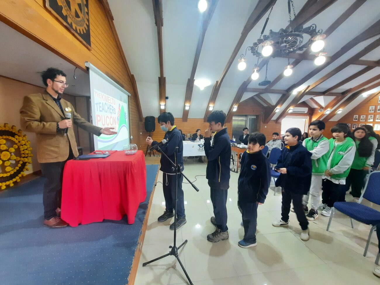 CON COMPETENCIA DE SPELLING BEE DAEM PUCÓN REFUERZA EL IDIOMA INGLÉS EN SUS ESTUDIANTES – Website de la Municipalidad de Pucón