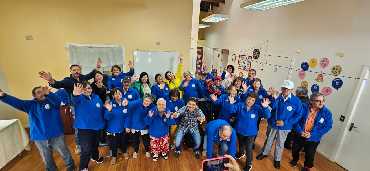 Adultos Mayores del Club “Mi pequeño Paraíso” celebran la llegada de equipamiento deportivo
