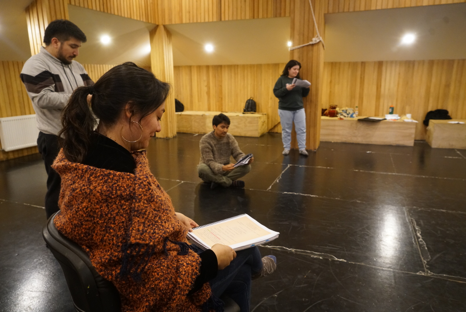 Vecinas y vecinos de Castro se lucen en taller de Experiencia Teatral