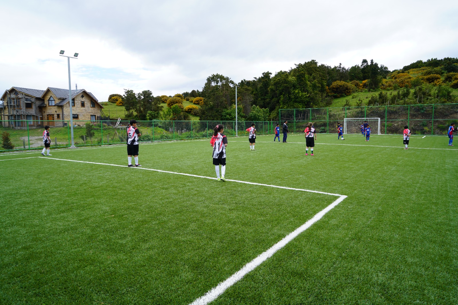 Comunidad de isla Quehui ha realizado más de 70 actividades deportivas desde entrega de llaves de nueva cancha de pasto sintético